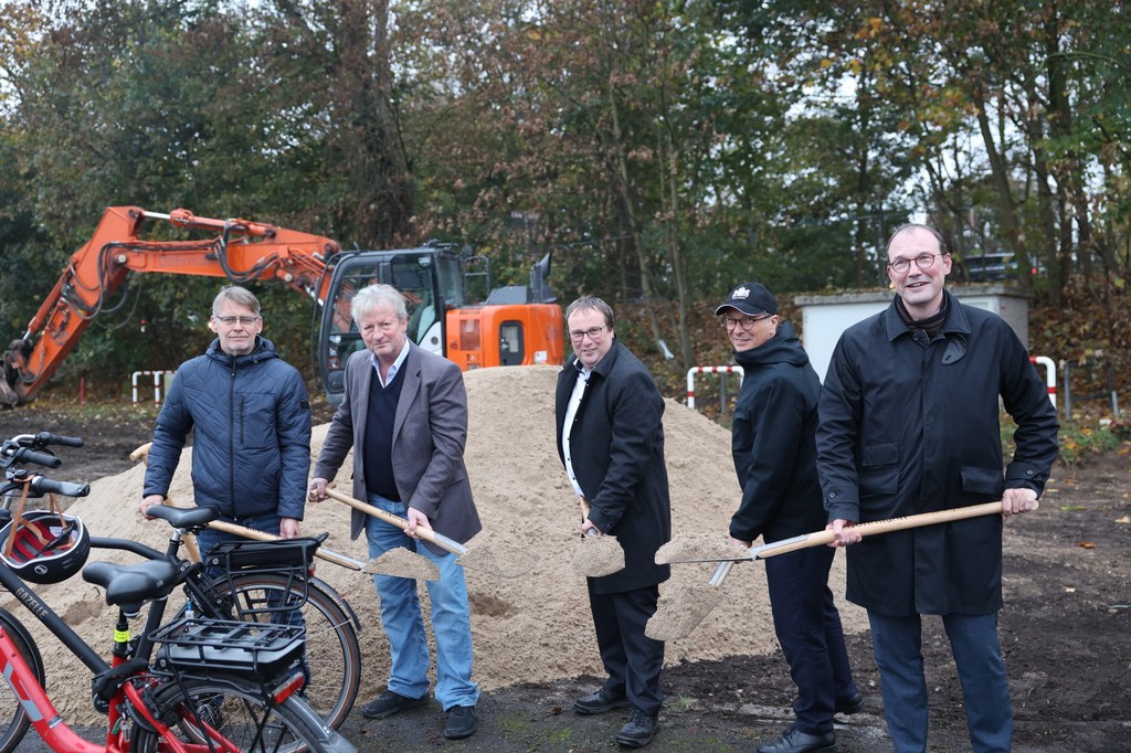 © Stadt Neuss; v.l.n.r. Marcus Ostsieker, Bauleiter Tiefbaumanagement für den Radschnellweg; Dipl.-Ing. Wolf-Dietrich Spelsberg, Geschäftsführer Unternehmensgruppe Dohrmann; Oliver Krischer, Minister für Umwelt, Naturschutz und Verkehr des Landes Nordrhein-Westfalen; Reiner Breuer, Bürgermeister der Stadt Neuss; Christoph Hölters, Beigeordneter Planung und Mobilität der Stadt Neuss