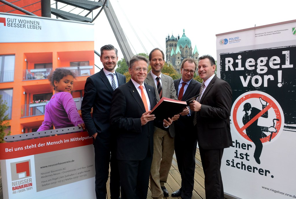 Landrat Hans-Jürgen Petrauschke (2.v.l.), Vorstandsvorsitzender Frank Lubig (M.), Kriminaldirektor Hans-Werner Winkelmann (2.v.r.), Vorstandsmitglied Dirk Reimann (r.) und Prokurist Peter Krupinski (l.) mit der Kooperationsvereinbarung.