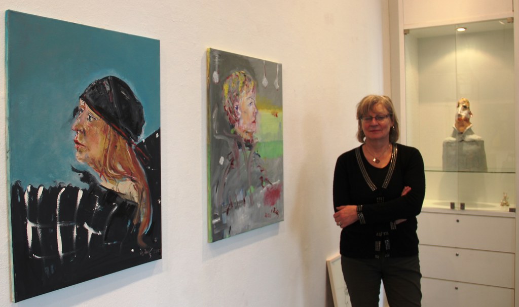 Die Künstlerin Ulrike Zilly neben ihren Werken.
