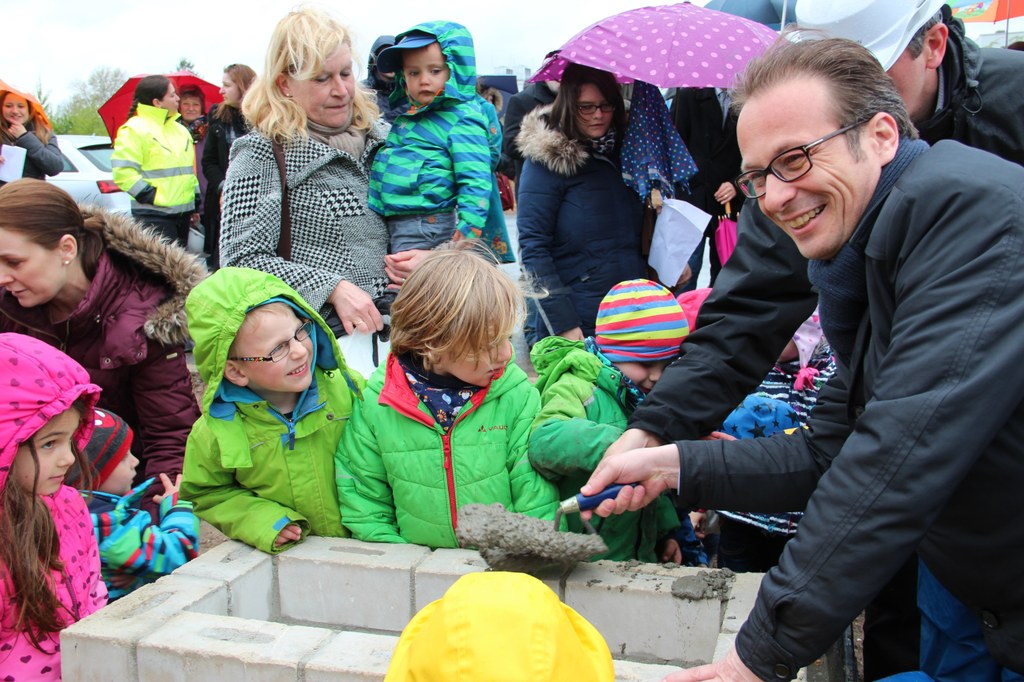 Bürgermeister Reiner Breuer legt zusammen mit vielen Kindern den Grundstein zur neuen Kita „Am Mühlenbusch“ in Rosellerheide 