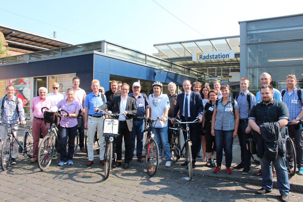 Bürgermeister Reiner Breuer bereiste gemeinsam mit der Kommission die Stadt zu Fuß und per Fahrrad.