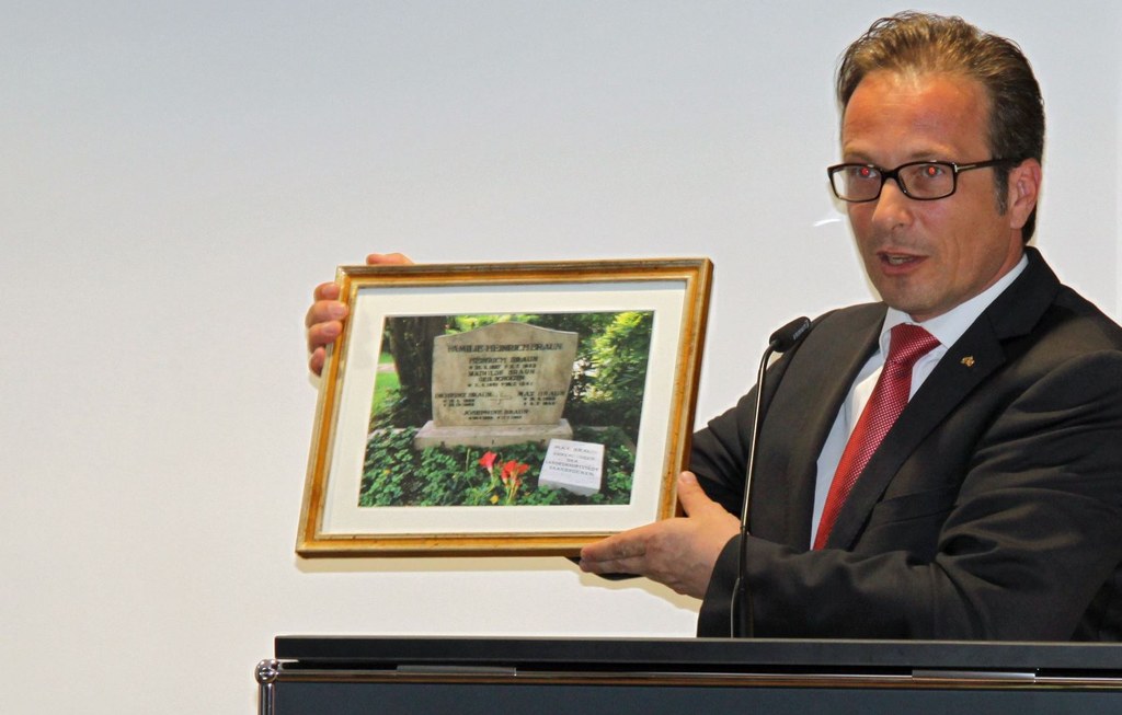 Bürgermeister Reiner Breuer brachte als Geschenk ein gerahmtes Bild von Max Brauns Grab mit, Foto: Landeshauptstadt Saarbrücken.