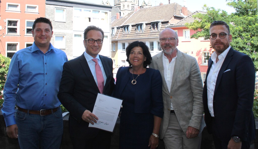 David Zülow, Bürgermeister Reiner Breuer, Jutta Zülow,, Volker Staufert und Prof. Thomas Koblenzer haben den „Letter of Comfort“ unterzeichnet.