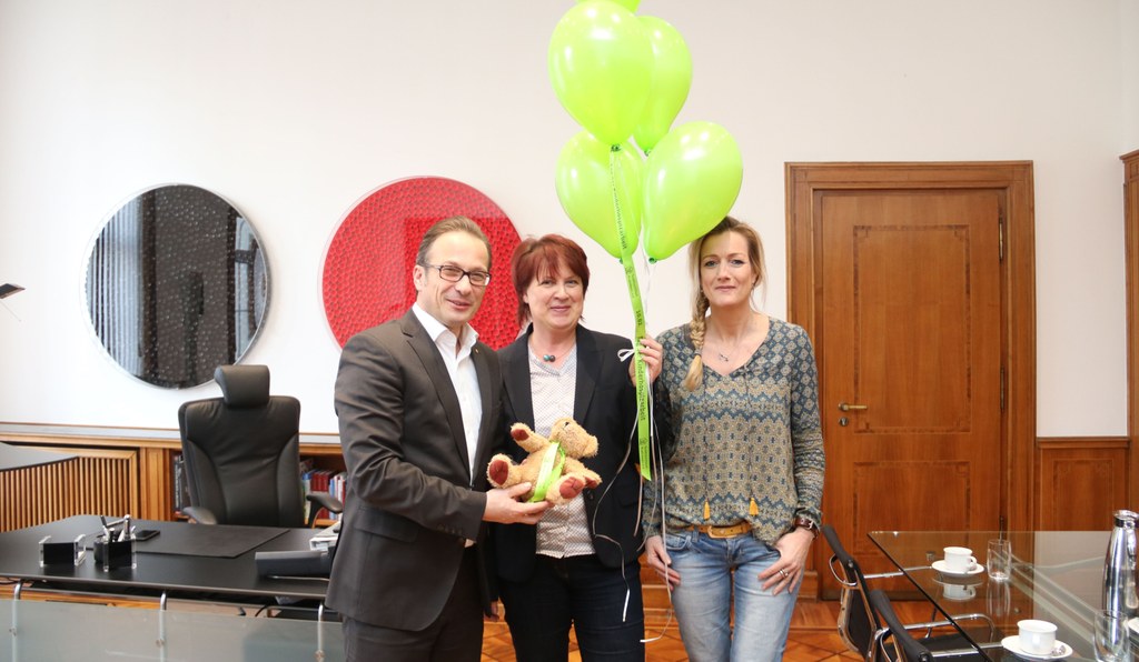 Bürgermeister Reiner Breuer mit Geschäftsführerin Birgit Ritter (mitte) und Koordinatorin Cordula Baumann von der Initiative Schmetterling..