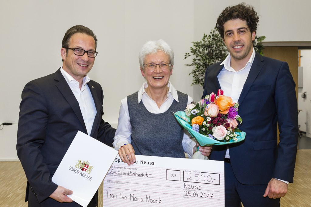 Der erste Preis wurde Eva-Maria Noack von Bürgermeister Reiner Breuer (l.) und Hakan Temel, Mitglied des Integrationsrates, übergeben. 