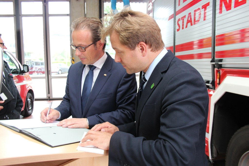Bürgermeister Reiner Breuer (links) und Bürgermeister Dr. Martin Mertens beim Unterzeichnen der Vereinbarung. 