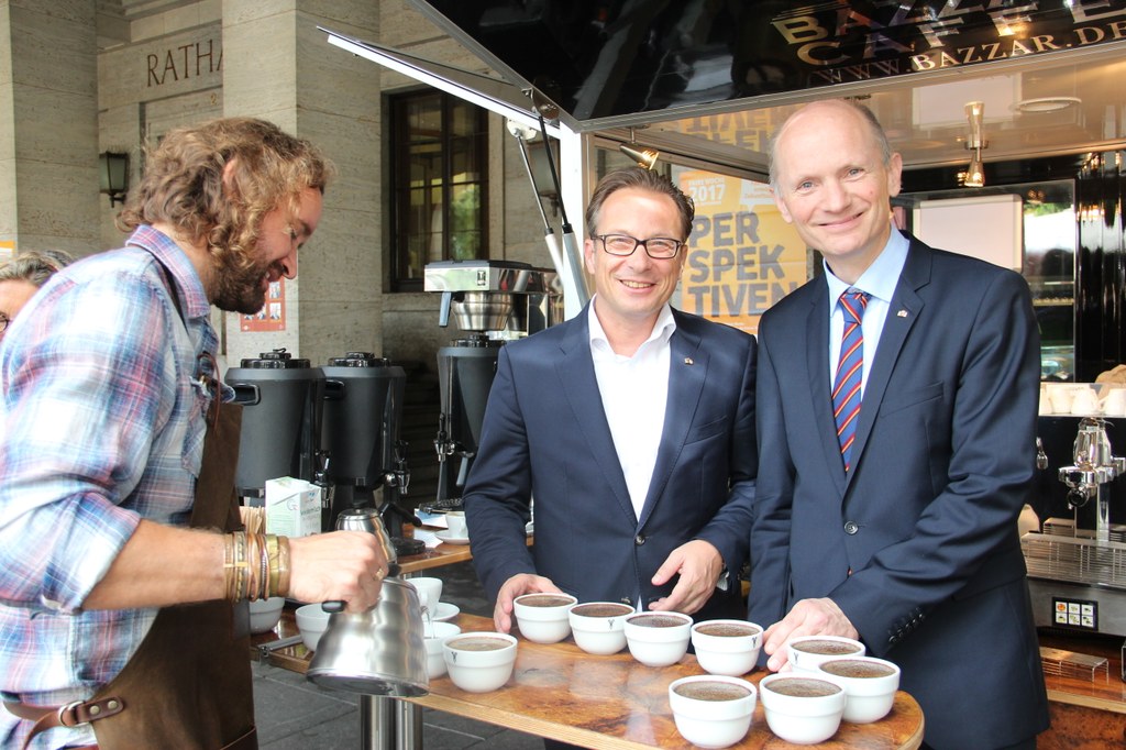 Bürgermeister Reiner Breuer (m.) und Umweltdezernent Dr. Matthias Welpmann (r.) schenkten ebenfalls Kaffee aus