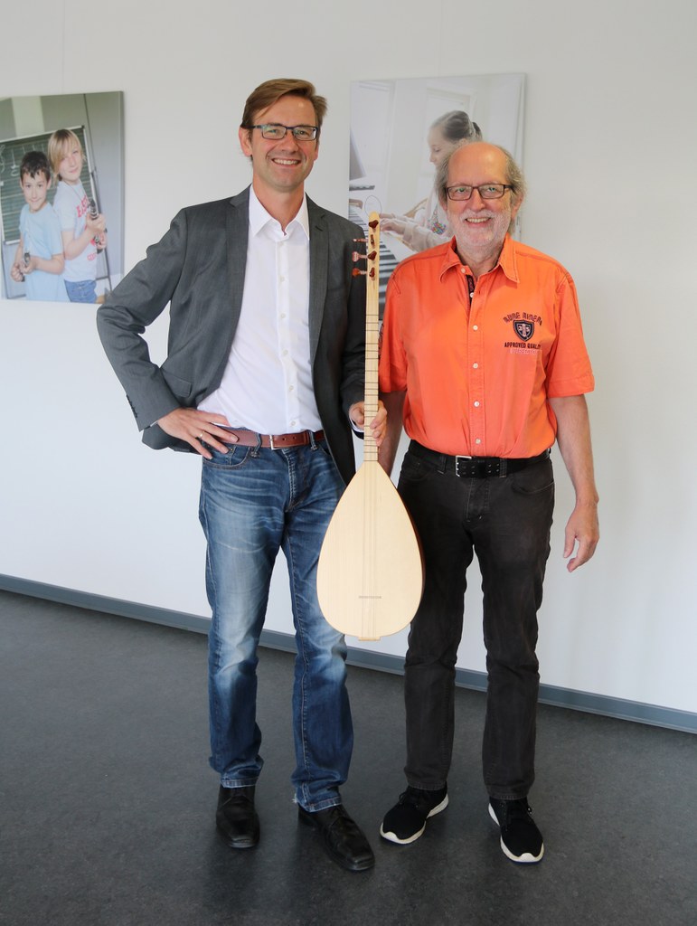 Musikschulleiter Holger Müller und sein Stellvertreter Jochen Büttner mit der Langhalslaute bağlama, für die Unterricht ab Oktober neu im Programm ist.