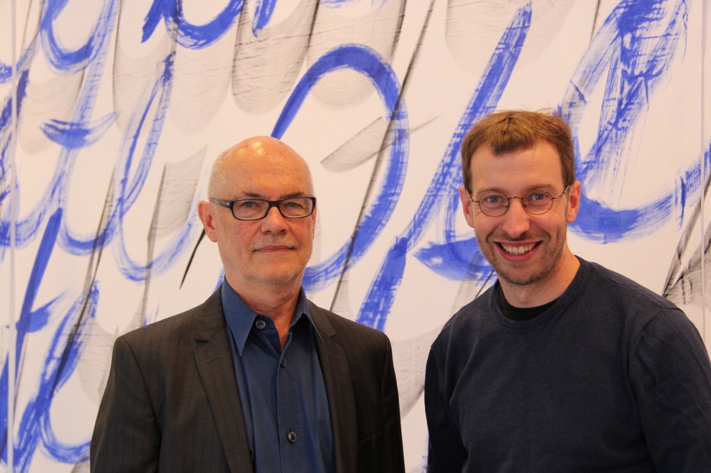 Bildunterzeile: Pfarrer Sebastian Appelfeller (rechts) und Künstler Wolfgang Vetten.