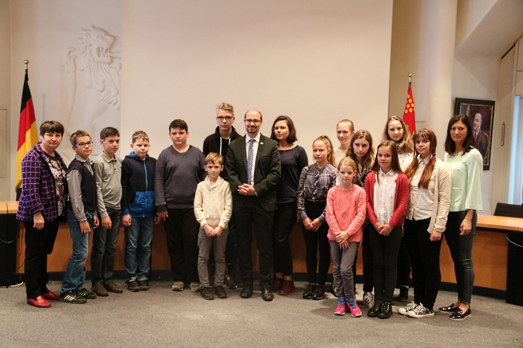 Der Erste Stellvertretende Bürgermeister Sven Schümann empfängt die Schülerinnen und Schüler aus der russischen Partnerstadt Pskow im Namen der Stadt Neuss.