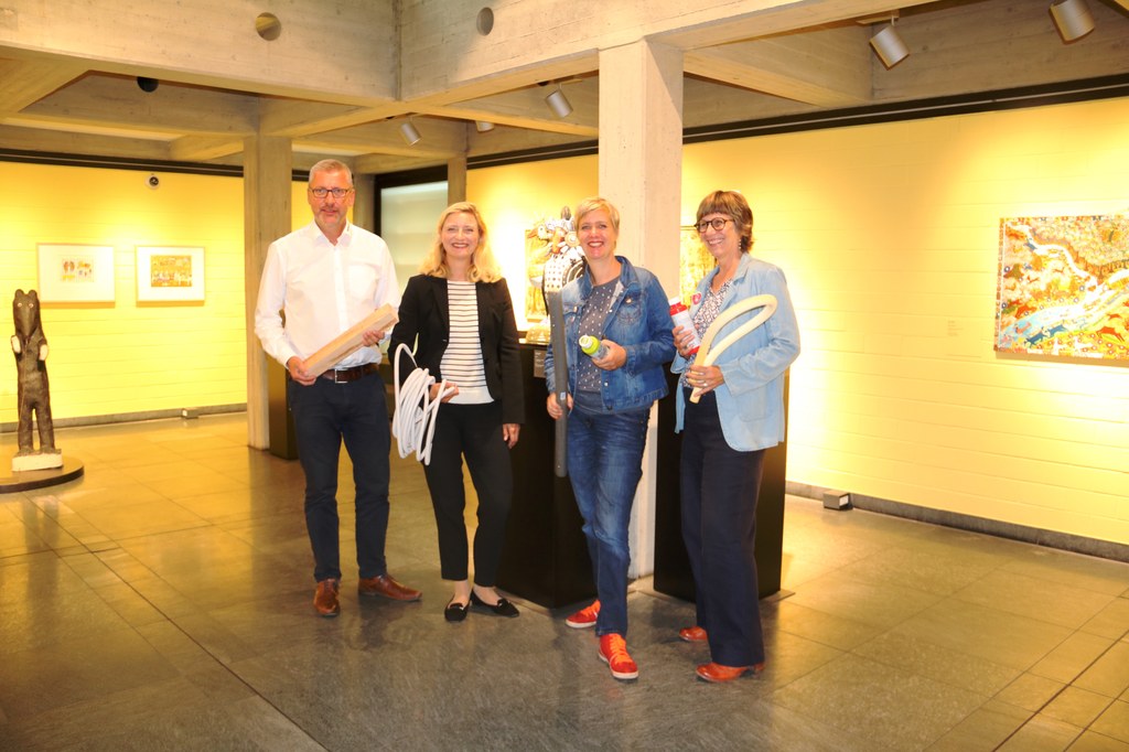 Marc Schneider, Geschäftsleiter Sturm Bauzentrum, Museumsdirektorin Dr. Uta Husmeier-Schirlitz, und die Künstlerinnen Claudia Ehrentraut (links) Maria Gilges.  