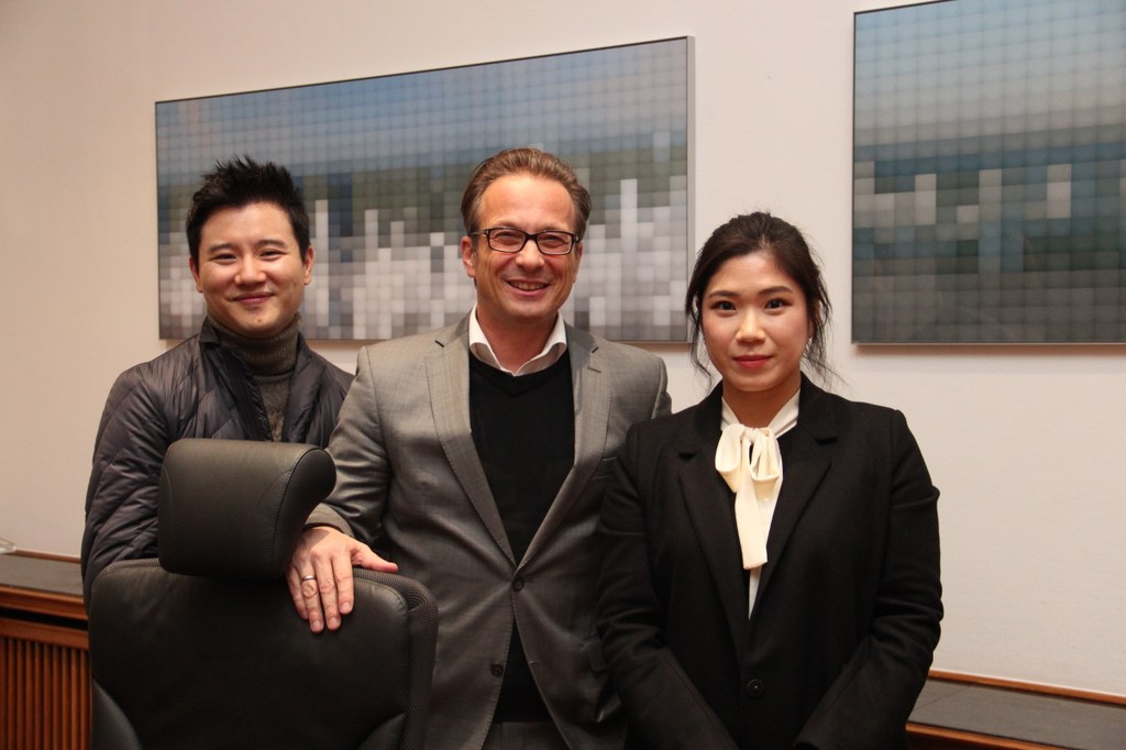 Bürgermeister Reiner Breuer mit den ausstellenden Künstlern Songnyeo Lyoo und Jeonghan Yun. 