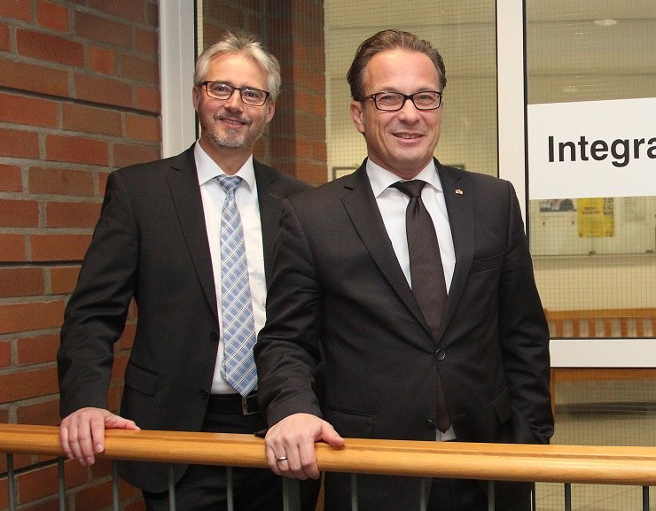 Bürgermeister Reiner Breuer und Amtsleiter Hermann Murmann vor den Räumlichkeiten des neuen Integrationsamtes.