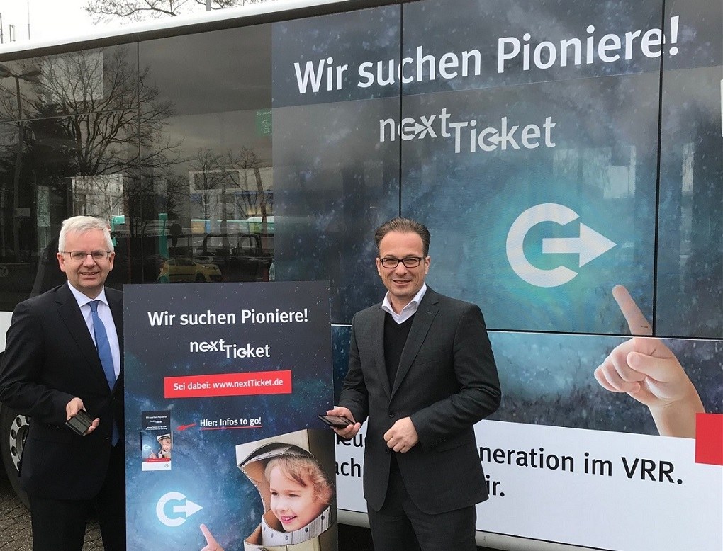 Bürgermeister Reiner Breuer und Stadtwerke-Geschäftsführer Stephan Lommetz (links) sind die ersten „Pioniere“ für das nextTicket. Foto: Stadtwerke Neuss