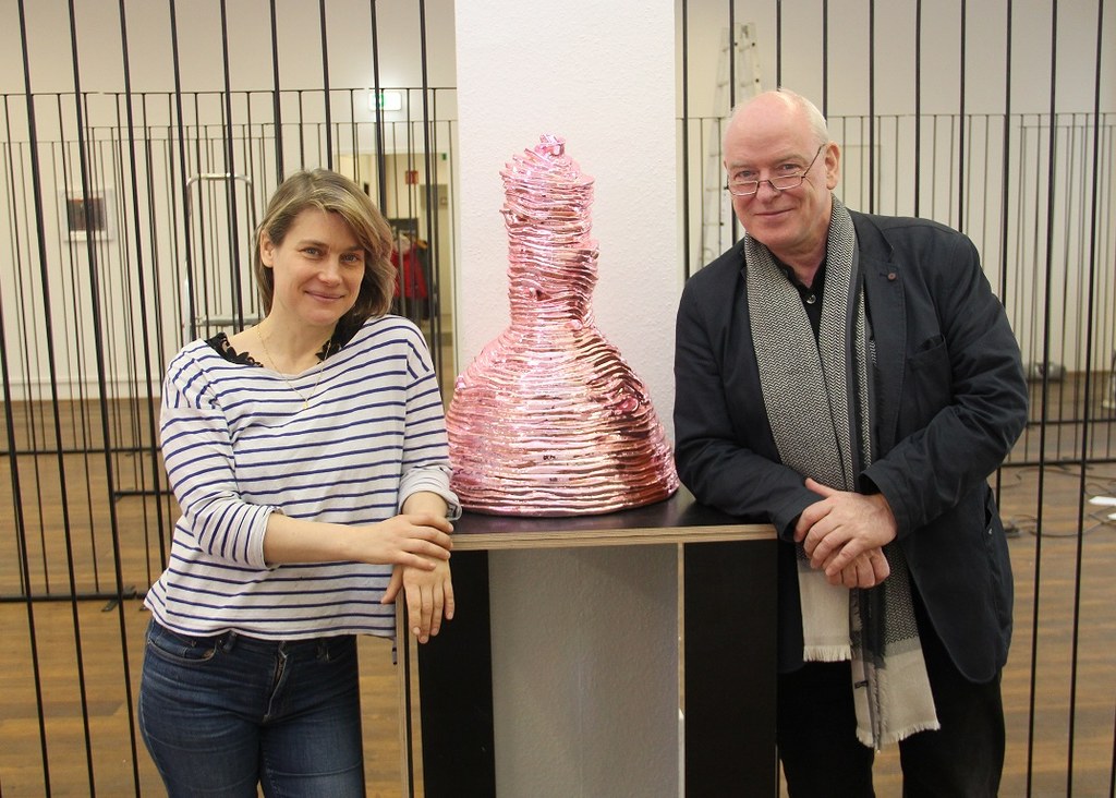 Die Künstlerin Vera Lossau und Kulturamtsleiter Harald Müller mit einem der Exponate der Ausstellung.