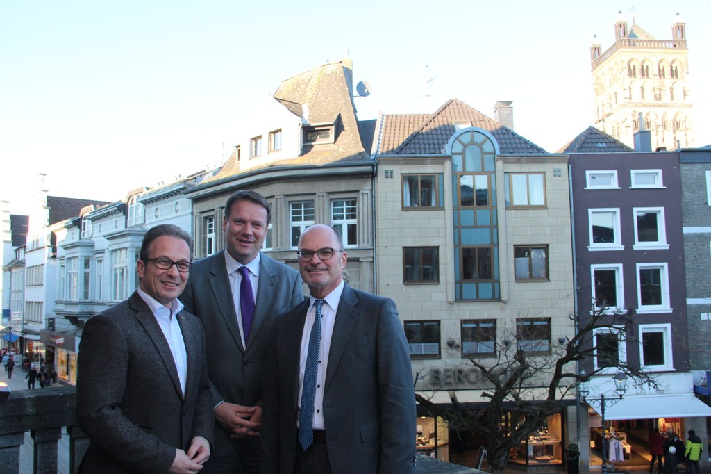 Bürgermeister Reiner Breuer mit Rene Gansauge, neuer geschäftsführender Vorsitzender der Pierburg GmbH, und Bernd Hofmann, neuer Leiter des Werkes Niederrhein. 