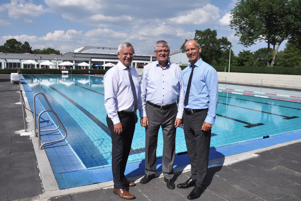 Im Bild von links nach rechts: Stephan Lommetz, Rolf Knipprath und Matthias Braun am 50-Meter-Becken des Südbades, das ab Herbst 2018 modernisiert wird.