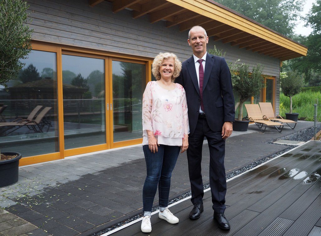 Matthias Braun, Geschäftsführer der Neusser Bäder und Eissporthalle GmbH, mit Rosy Herrmann, stellvertretende Betriebsleiterin im WELLNEUSS, vor dem neugebauten Liegehaus im Außenbereich der Anlage.