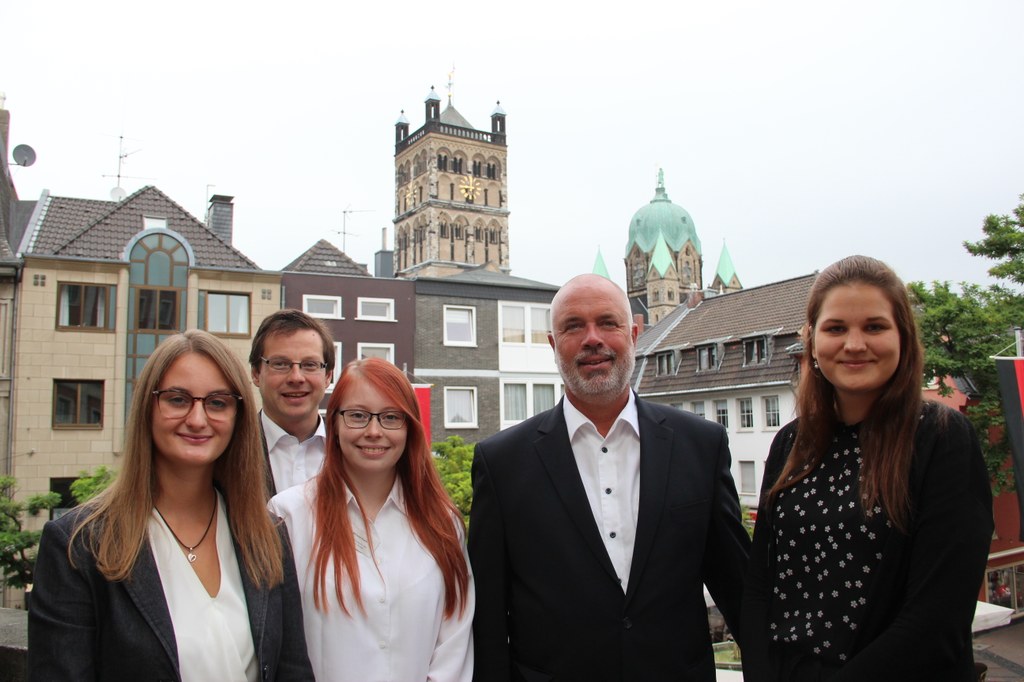 Personaldezernent Holger Lachmann (links) und Sozial- und Jugenddezernent Ralf Hörsken und mit den drei Studentinnen Melissa Kiwitt, Kathrin Mettner und Lisa Diepold.