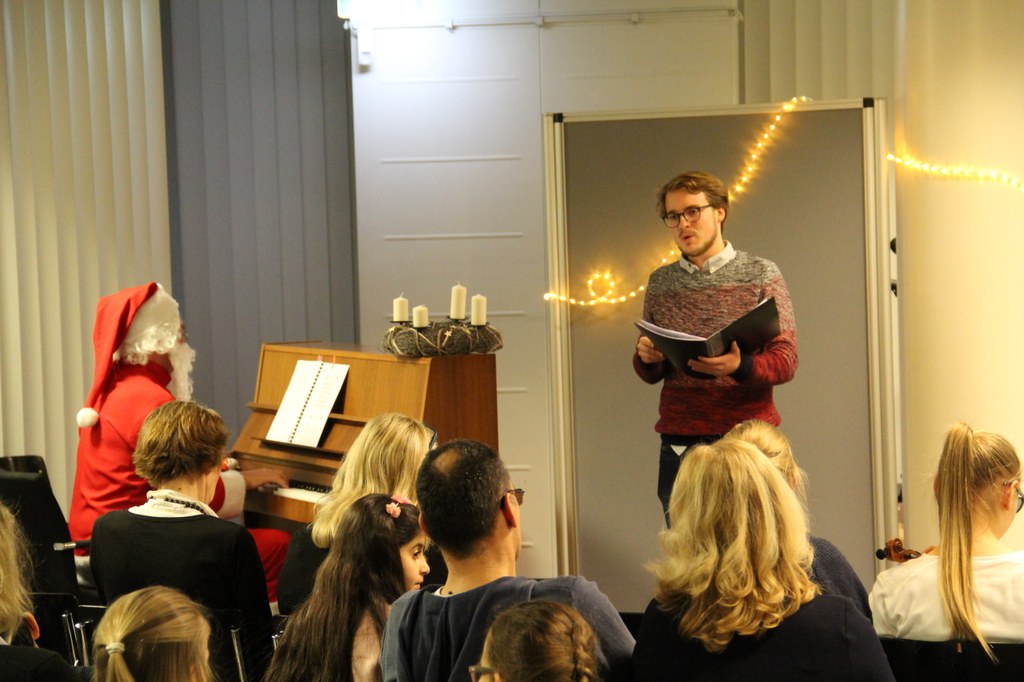 Gereon Breuer (Tenor) und Ralph  Rotzoll (Klavier) beim "Gang durch den Advent 2017" in der Stadtbibliothek, Foto: Musikschule Neuss.