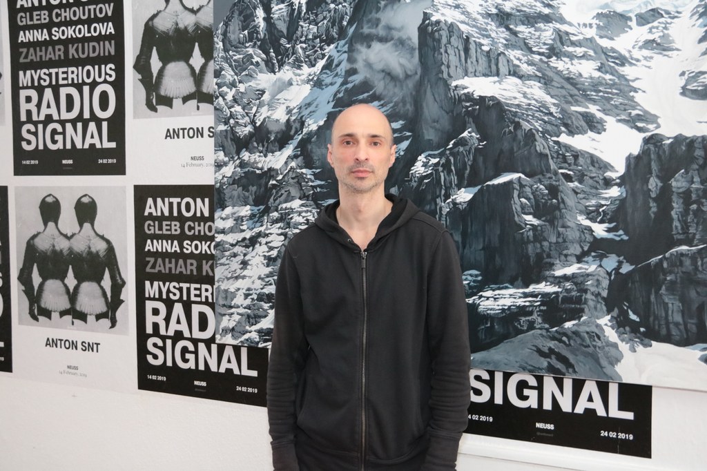Anton SNT vor einer seiner fotorealistischen Malereien des Matterhorns.