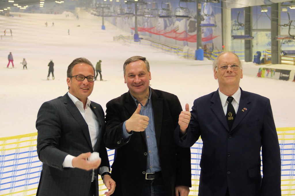 (V.l.) Reiner Breuer, Iwan Zezerski (Stadtpräsident von Pskow), Bernhard Stöcker 2018 in der Neusser Skihalle.
