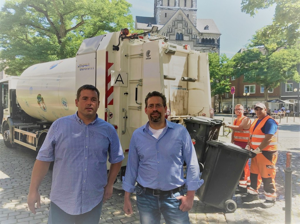 Oliver Negele und Michael Heitland (v.r.n.l.) aus der AWL-Betriebsleitung lassen derzeit mit dem geliehenen, weißen Müllwagen die Energiedaten erheben. © AWL