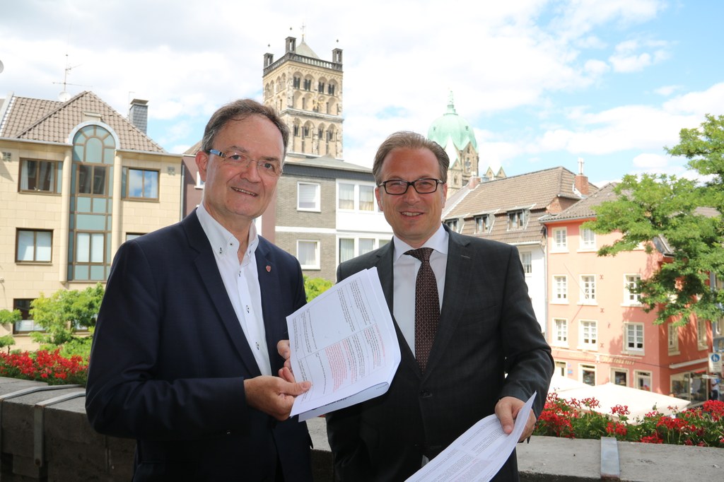 Martin Flecken, Präsident des Neusser Bürger-Schützen-Vereins e.V., präsentierte gemeinsam mit Bürgermeister Reiner Breuer Inhalte des neuen Schützenvertrags.