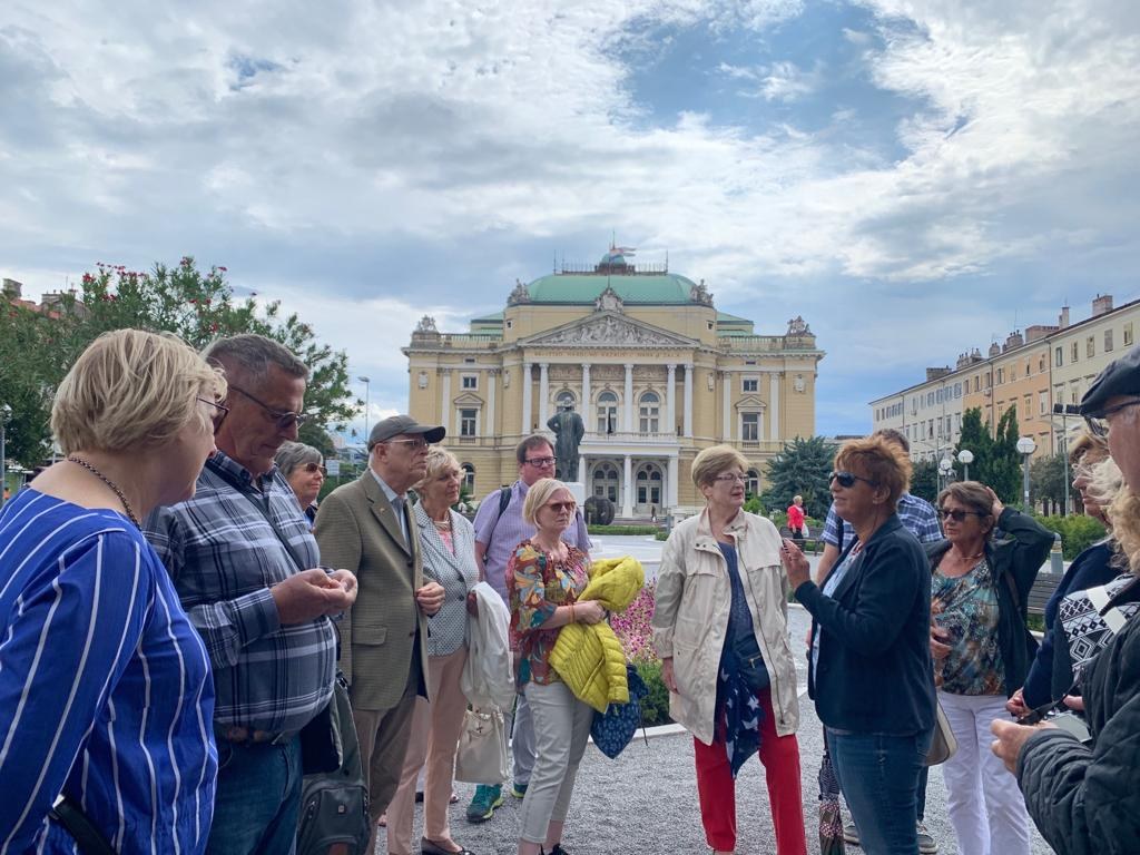 Die Führung durch Rijeka führte auch am Internationalen Theater vorbei, das derzeit renoviert wird und dem die Stadt Neuss eine Loge gestiftet hat.