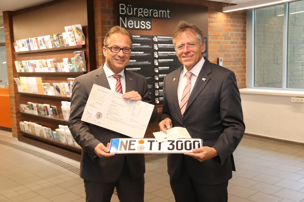 Anschriftenänderungen in Fahrzeugpapieren sind jetzt auch im Neusser Bürgeramt möglich: Bürgermeister Reiner Breuer und Landrat Hans-Jürgen Petrauschke.