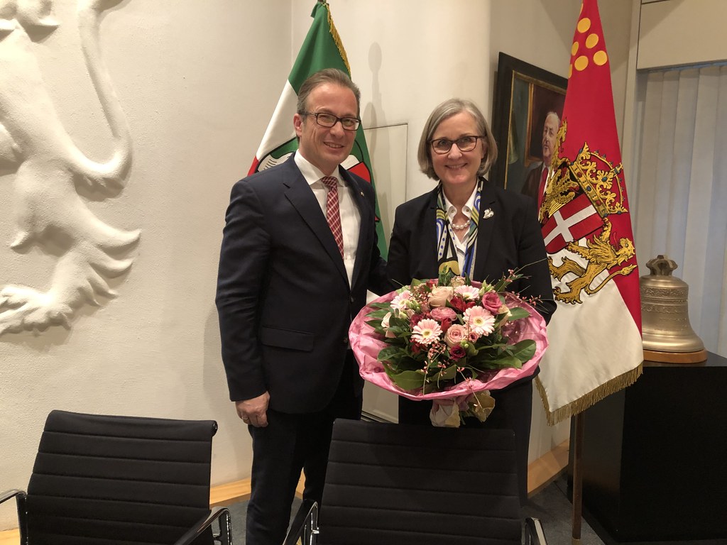 Bürgermeister Reiner Breuer gratuliert Dr. Christiane Zangs zur Wiederwahl als Beigeordnete.