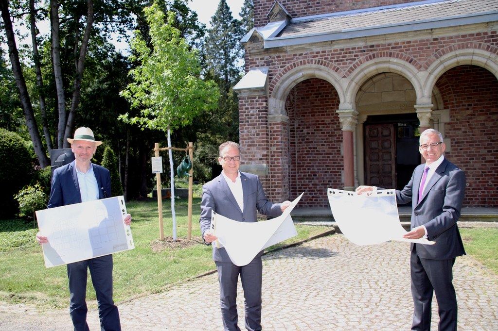 Bürgermeister Reiner Breuer (Mitte), Markus Jansen (rechts) und der für die städtischen Friedhöfe zuständige Beigeordnete Dr. Matthias Welpmann machten sich bei einer Ortsbesichtigung ein eigenes Bild von dem Zustand der Kapelle.