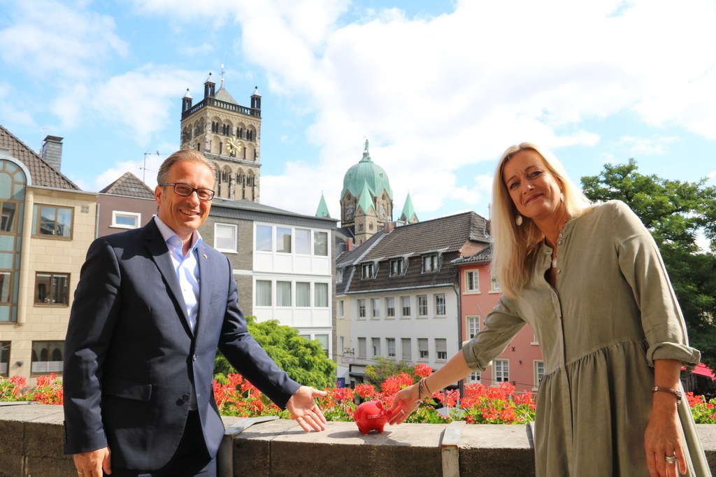 Bürgermeister Reiner Breuer und Cordula Baumann von der Initiative Schmetterling