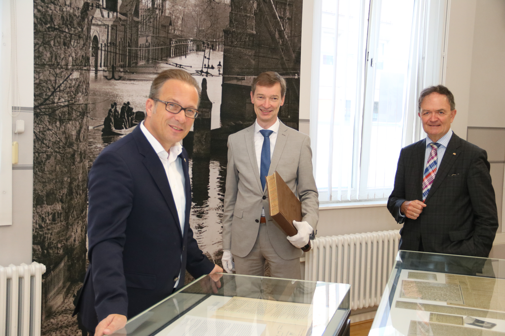 V.l.: Bürgermeister Reiner Breuer, Archivleiter Dr. Jens Metzdorf und Martin Flecken, 1. Vorsitzender des Forums Archiv und Geschichte Neuss e.V.