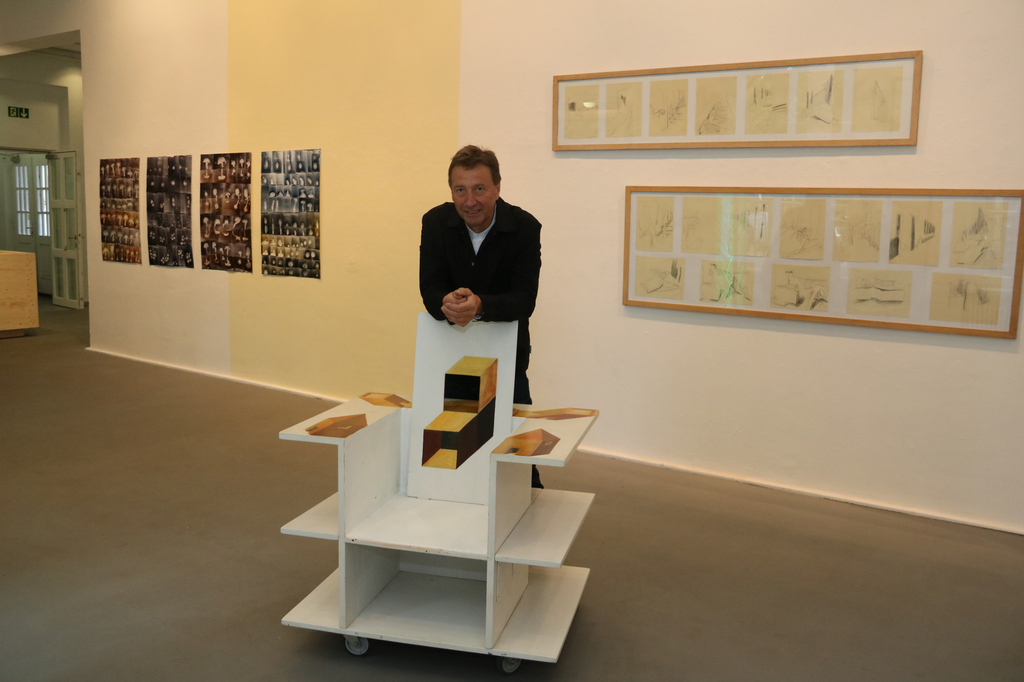 Kurator Klaus Richter mit dem "Büchersitz", einem Bibliotheksstuhl inmitten der Ausstellung.