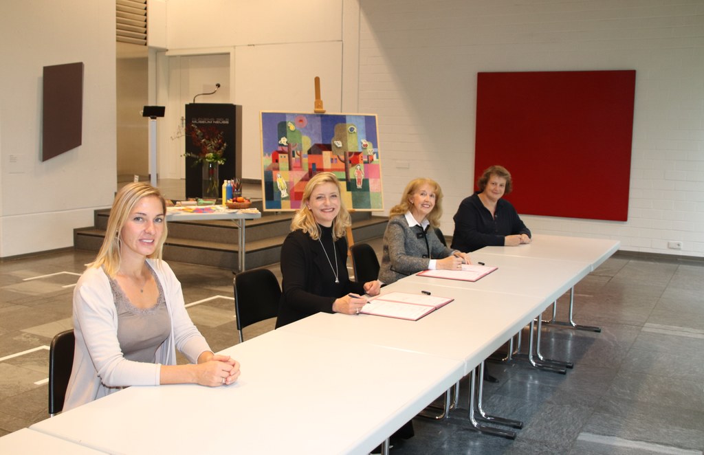 (v.l.n.r.) Jasmin Schroers, Dr. Uta Husmeier-Schirlitz, Gerda-Maria Himmels und Ingrid Tüshaus bei der Vertragsunterzeichnung.