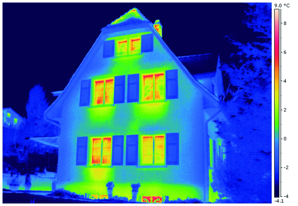 Thermografieaufnahmen zeigen über verschiedene Farben deutlich, wo undichte Stellen und Wärmebrücken am Haus zu finden sind.
