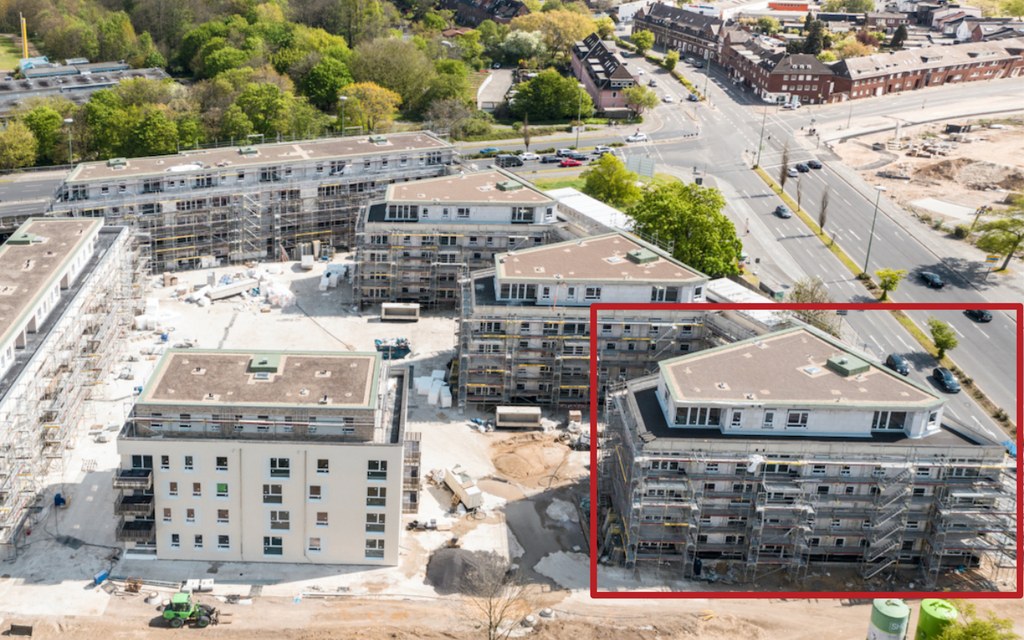 Foto: Auf dem früheren Leuchtenberg-Areal baut der Neusser Bauverein derzeit sechs Mehrfamilienhäuser. In einem, dem rot umrandeten Haus, soll gemeinsam mit der Stadt Neuss ein neues soziales Projekt realisiert werden.