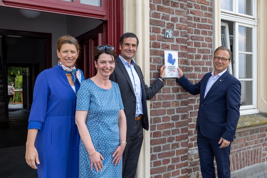 Foto: Stadt Neuss - (v.l.n.r.) Christiane Koenig vom Vorstand der SkF Neuss, die Leiterin des Lotsenpunktes Doris Nysten, SkF Geschäftsführer Jens Röskens sowie Bürgermeister Reiner Breuer