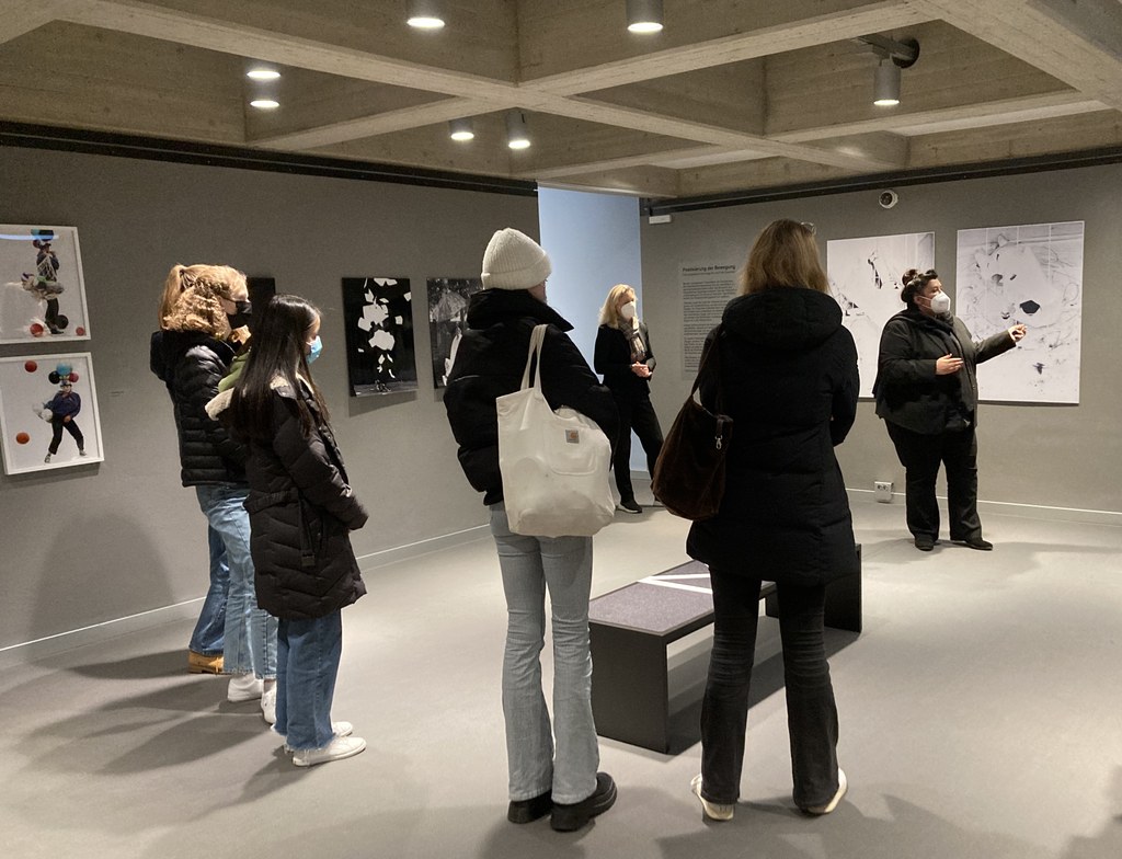 Impressionen der Studioausstellung mit Schülerinnen des Marienberg Gymnasiums, Museumsdirektorin Dr. Uta Husmeier-Schirlitz und Kuratorin Anita Hachmann.