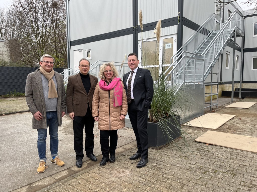 Stefan Durchardt (Geschäftsführer T9-conept UG), Bürgermeister Reiner Breuer, Gabriele Leißing (Integrationsamt) , Dirk Reimann (Neusser Bauverein)