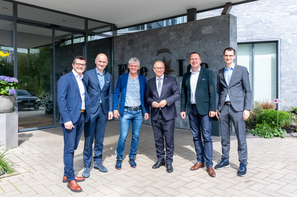 Foto: Stadt Neuss (v.l.n.r.: Herr Wim Hubrechtsen - Chief Executive Officer bei SnowWorld, Herr Dr. Matthias Welpmann - Sportdezernent Stadt Neuss, Herr August Pollen - Mitbegründer des Alpenpark Neuss, Herr Bürgermeister Reiner Breuer, Herr Patryk Lamich - Chief Operating Officer – Alpenpark Neuss und Herr Andreas Hansen - Bereichsleiter Finanzen/Controlling/Personal)