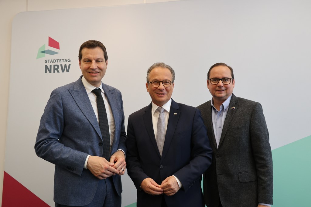 Bürgermeister Reiner Breuer (Bildmitte) mit dem neuen Vorsitzenden des Städtetags NRW Thomas Eiskirch, Oberbürgermeister der Stadt Bochum (links) und dessen Stellvertreter, Thomas Kufen, Oberbürgermeister der Stadt Essen (rechts) - Foto: mangual.de