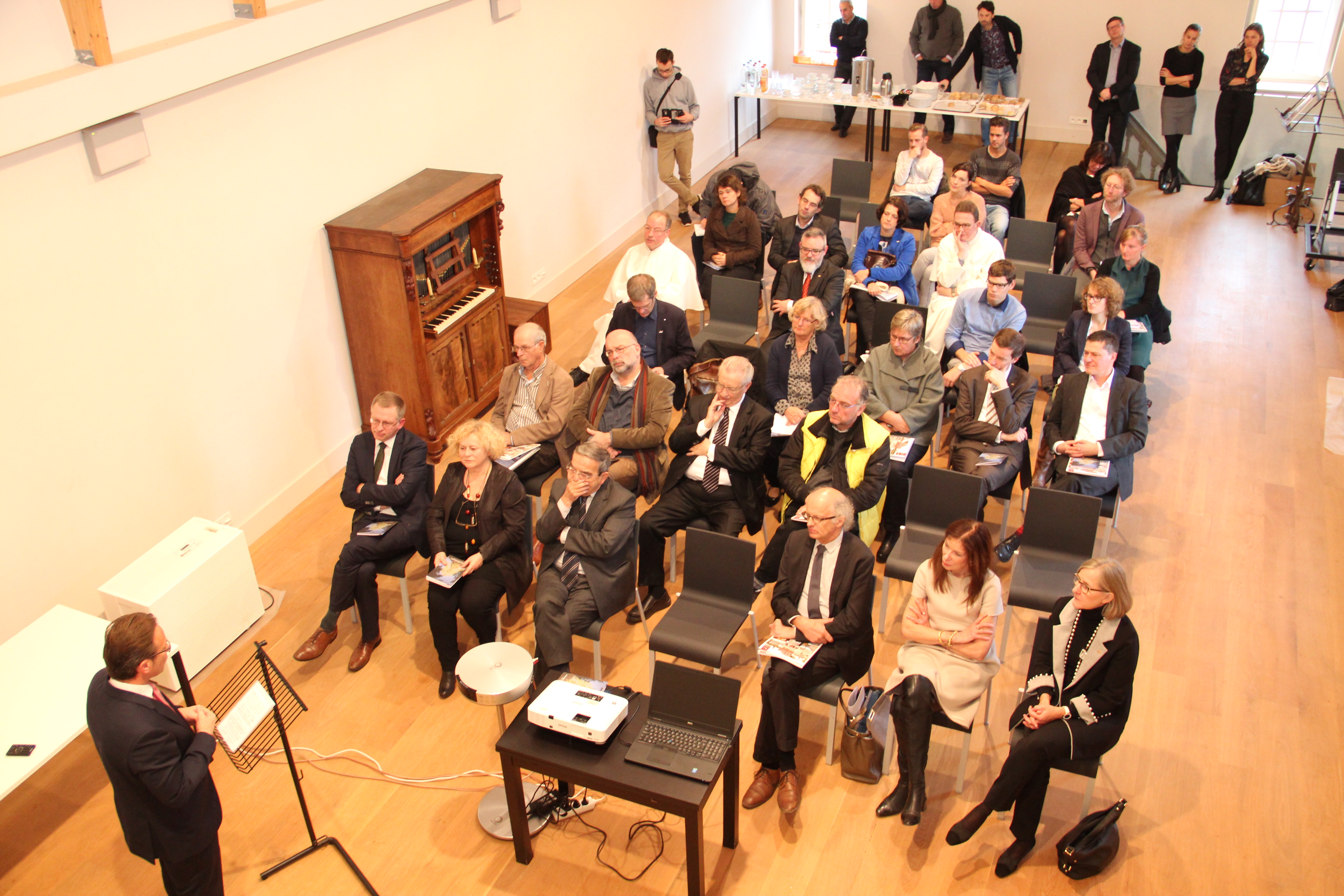 Bürgermeister Reiner Breuer erklärt auf der Pressekonferenz in Leuven die Beteiligung der Stadt Neuss an dem belgisch-deutschen Friedensprojekt „Friedensglockenspiel in Leuven“