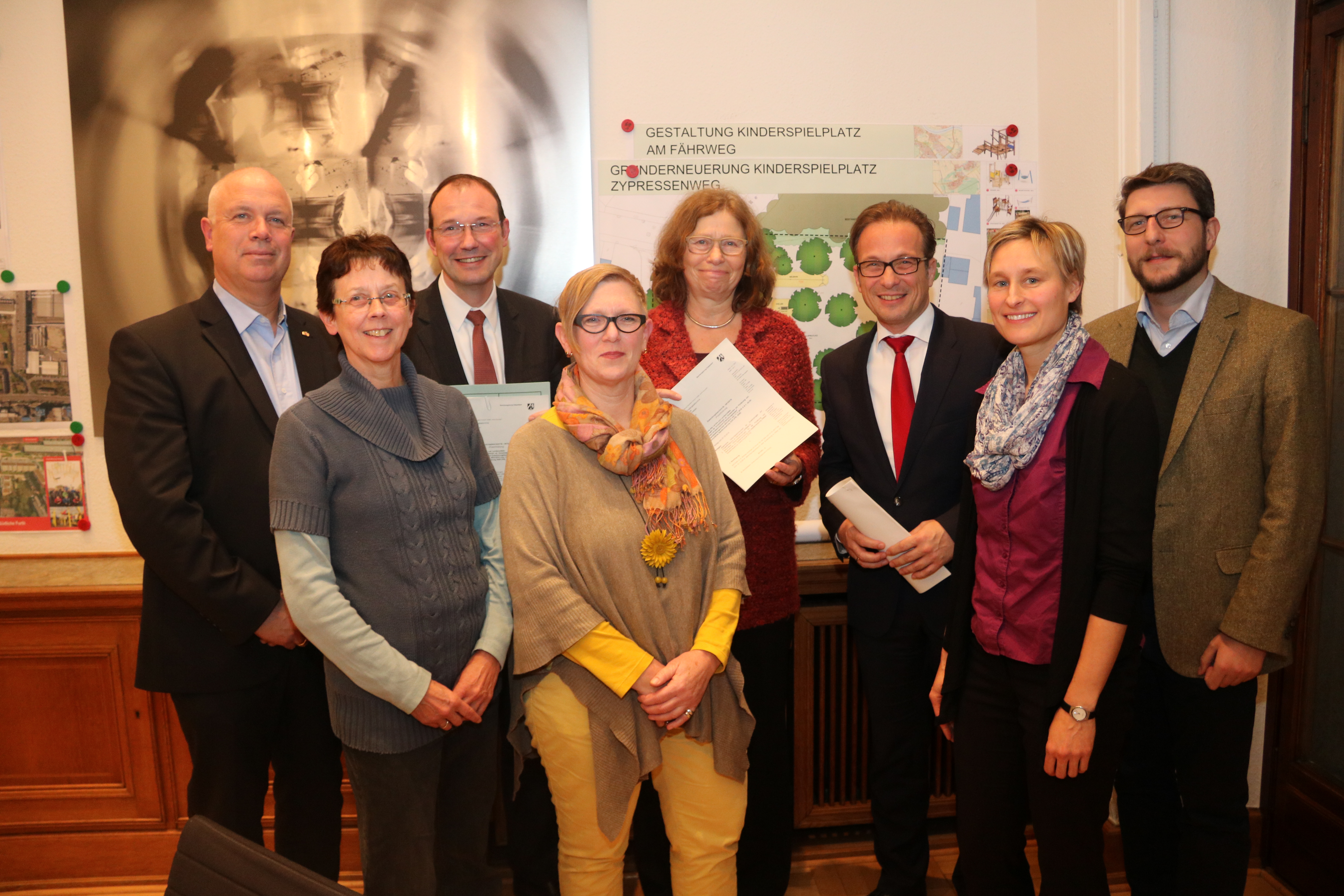 Regierungspräsidentin Anne Lütkes zusammen mit Kollegen aus dem Dezernat für Städtebauförderung, Bürgermeister Reiner Breuer, Jugenddezernent Ralf Hörsken und Baudezernent Christoph Hölters 