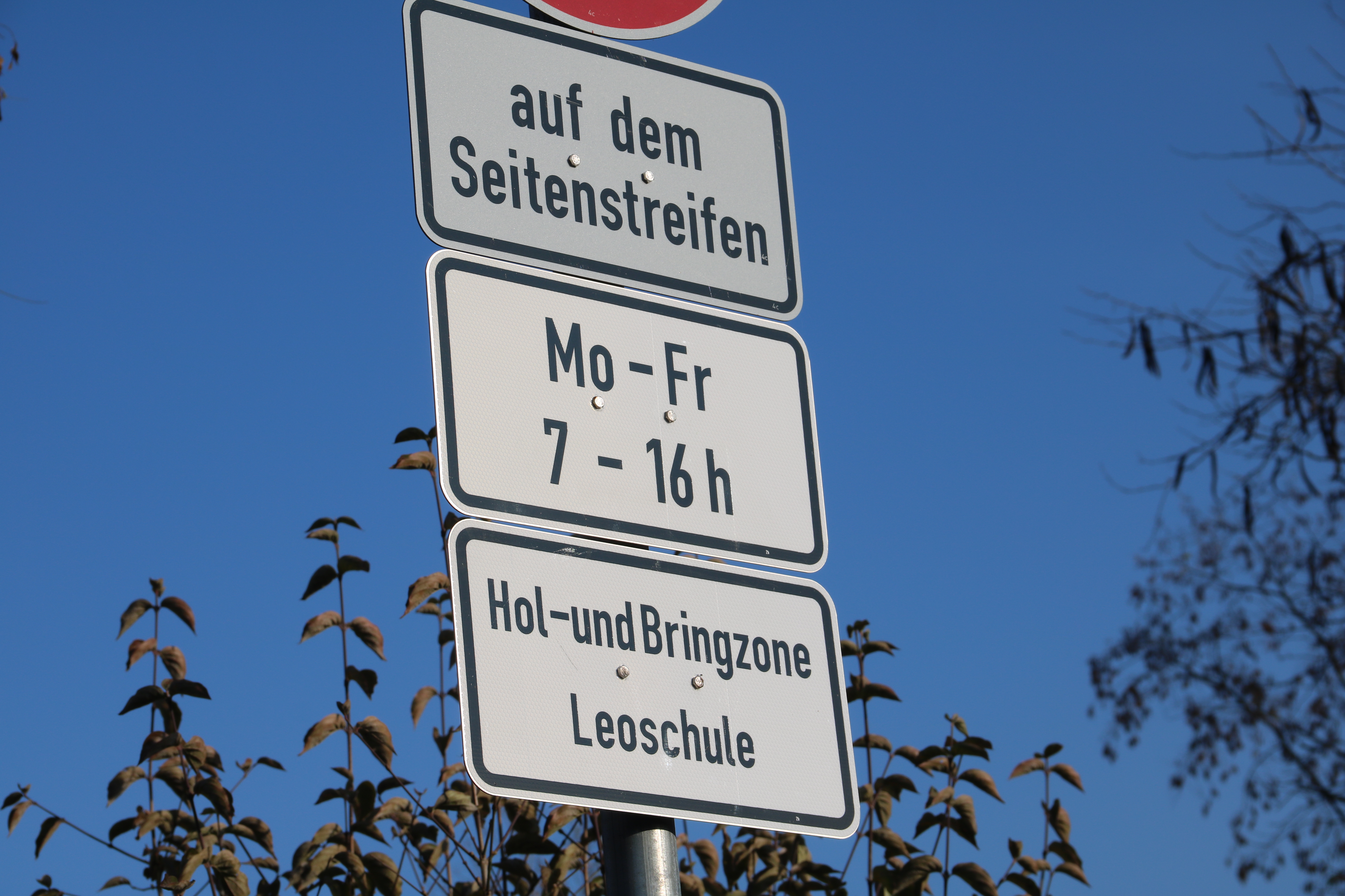 Hol- und Bringzone Leoschule.JPG