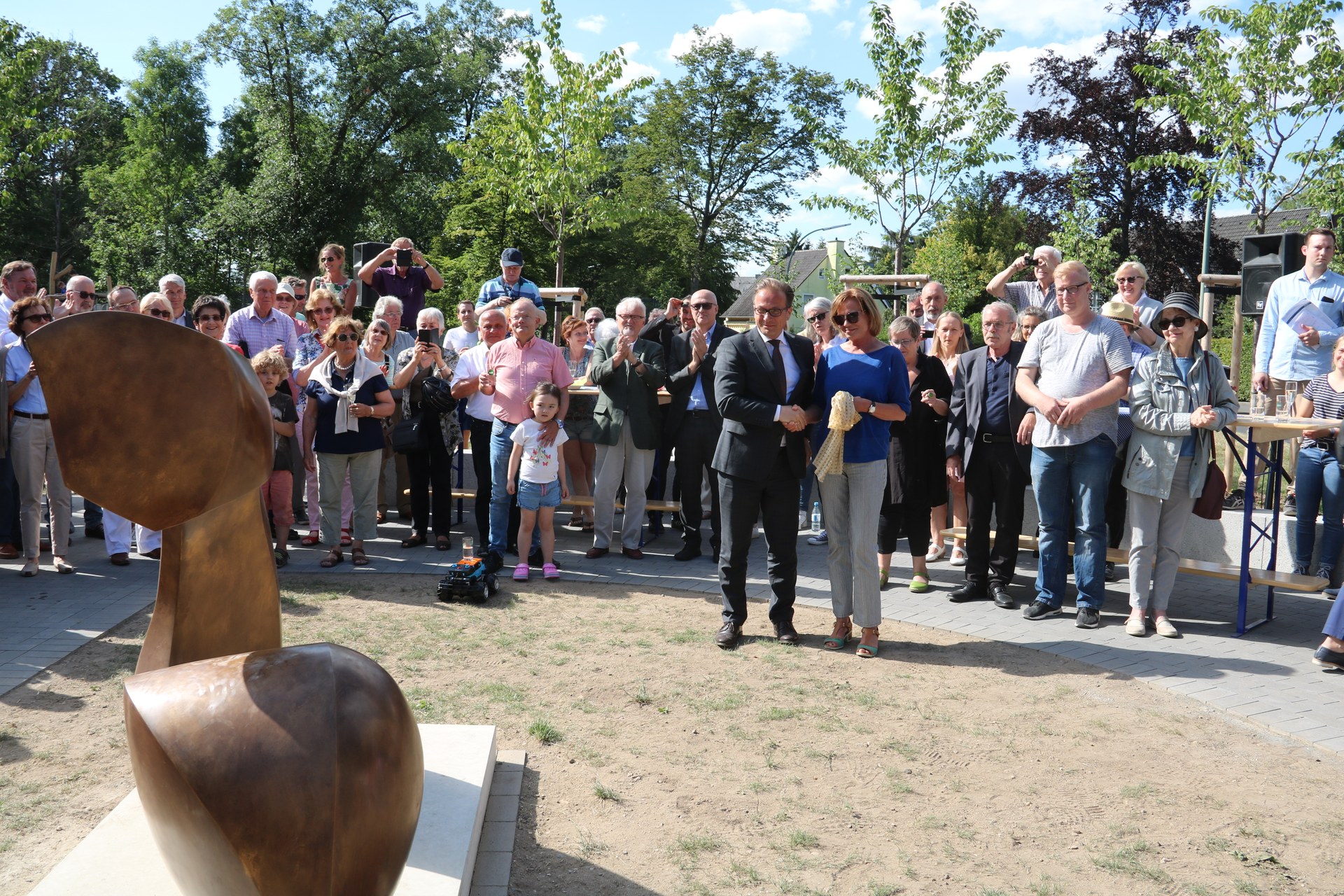 Bürgermeister Reiner Breuer und Künstlerin Carola Eggeling enthüllten die Skulptur C
