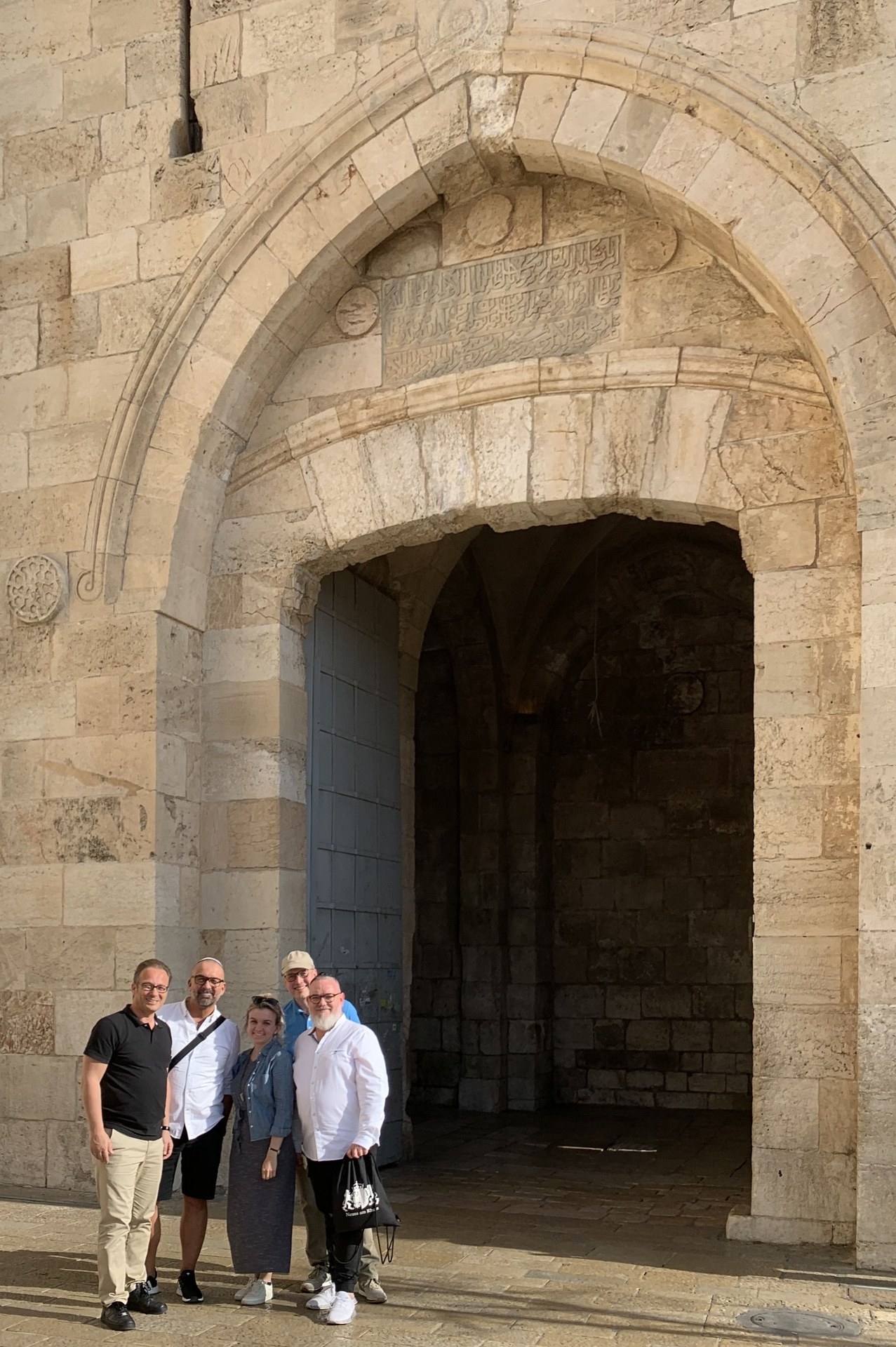 Die Neusser Delegation vor dem Jaffa-Tor in Jerusalem (v.l.) Bürgermeister Reiner Breuer, Bert Römgens, Jessica Gleß, Frank Gensler und Richard Palermo.jpg