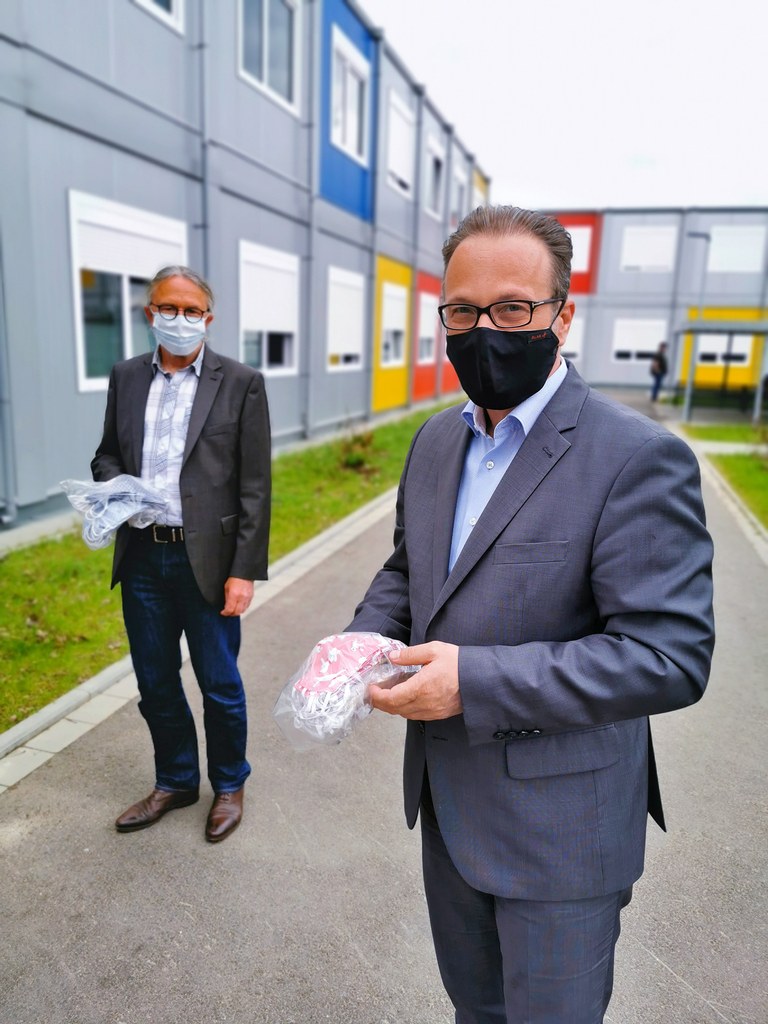 Bürgermeister Reiner Breuer und Sozialamtsleiter Michael Theven bei der Übergabe von 300 Masken für die „Hin- und Herberge“