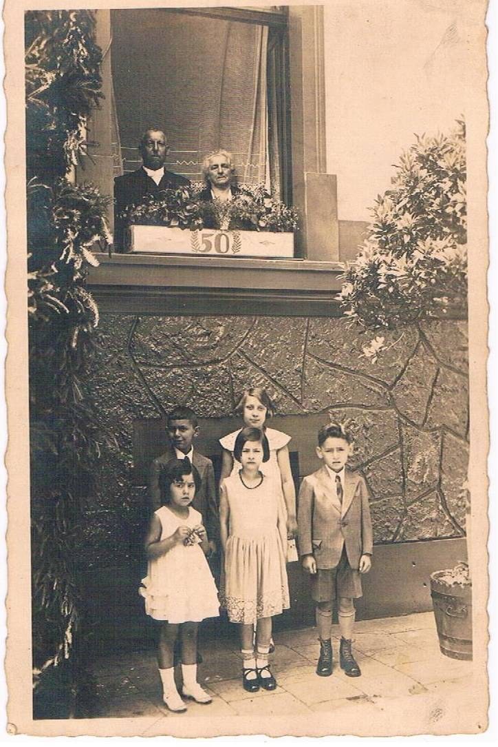 Leonard und Clothilde Cohn mit ihren Enkelkindern vor ihrem Haus (1931), Foto: Stadtarchiv Neuss